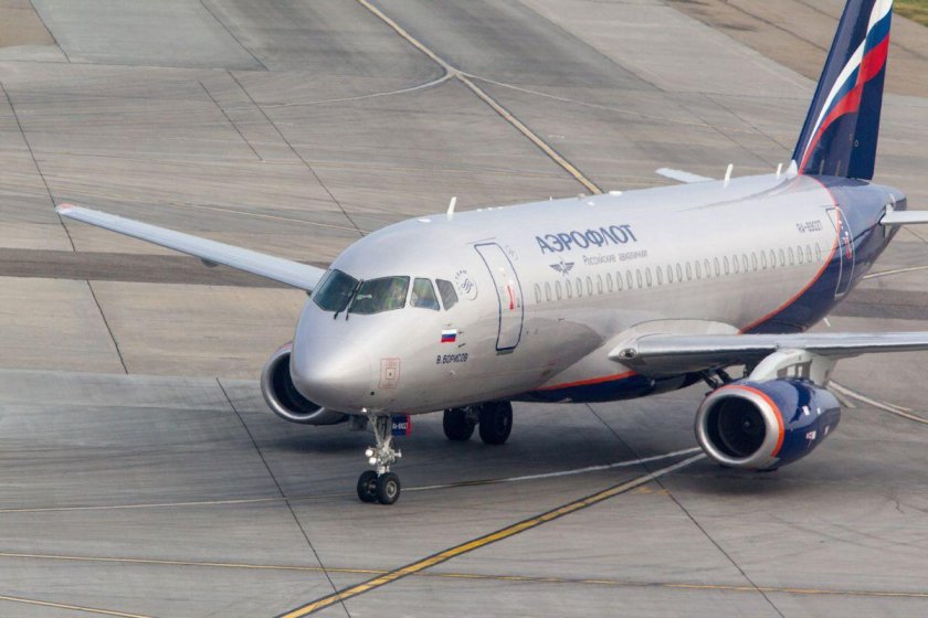 Самолет сухой Суперджет 100