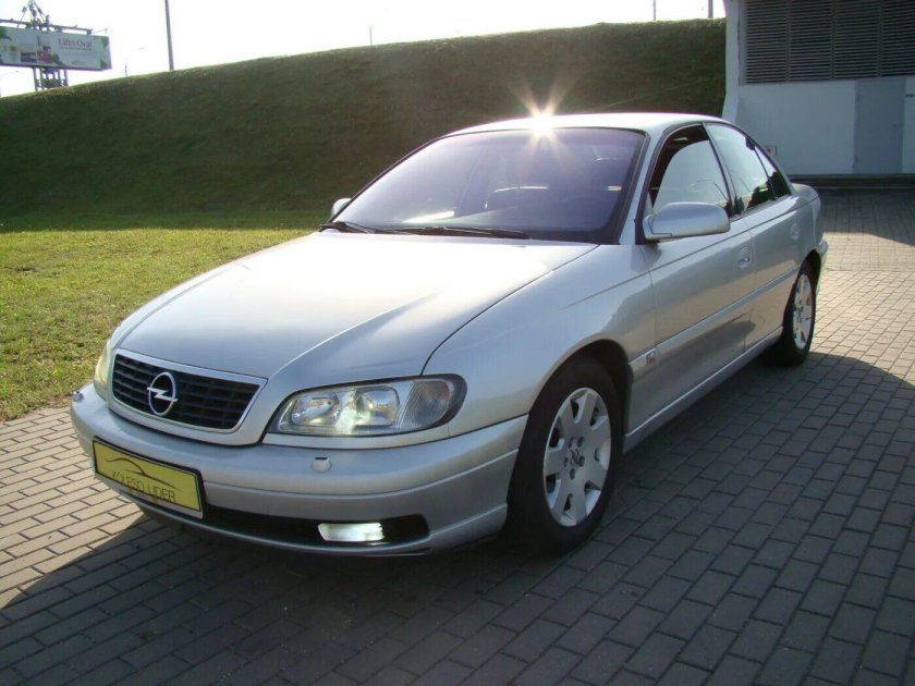 Opel Omega в 2001 г.в.(Рестайлинг) белый фон