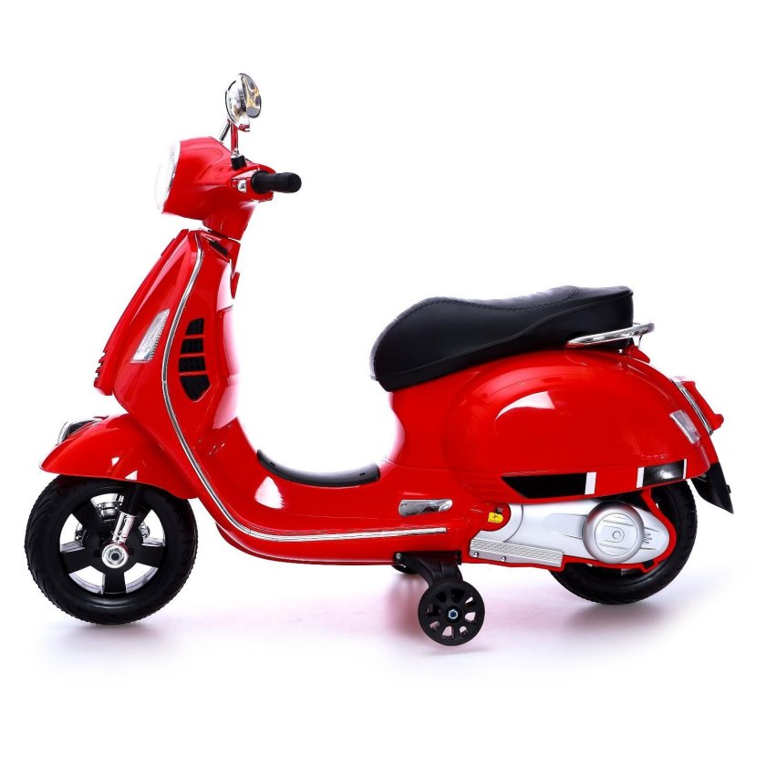 Скутер красного цвета