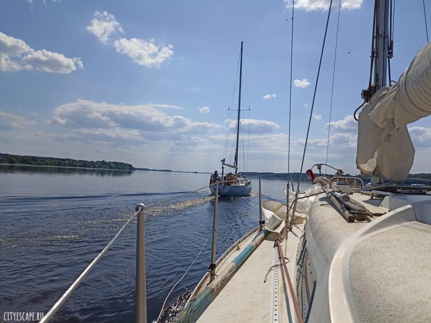 Яхта вблизи