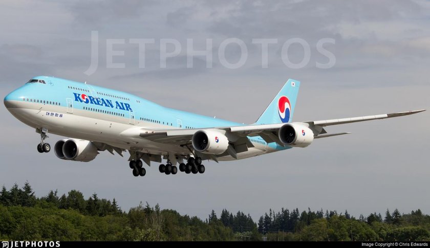 Пассажирский самолет с тремя килями