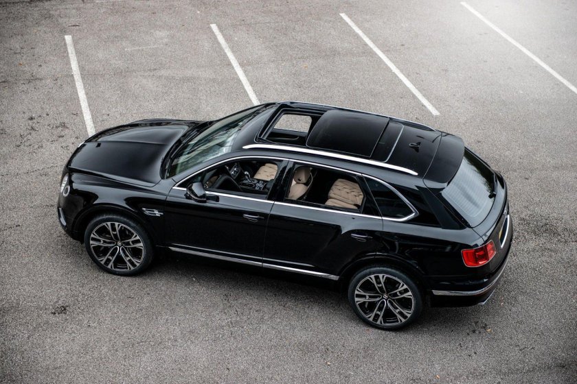 Бентли Бентайга 2022 черный