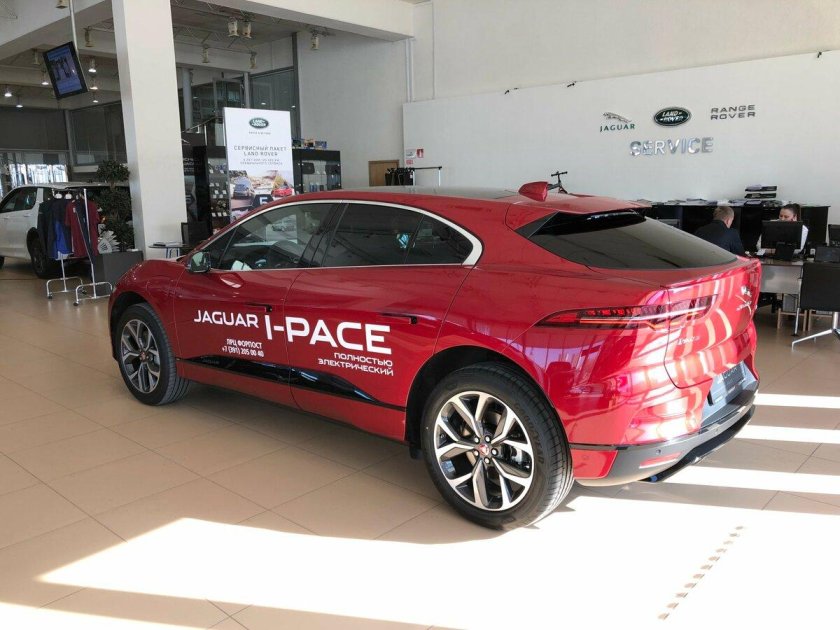 Ягуар электро кроссовер красный