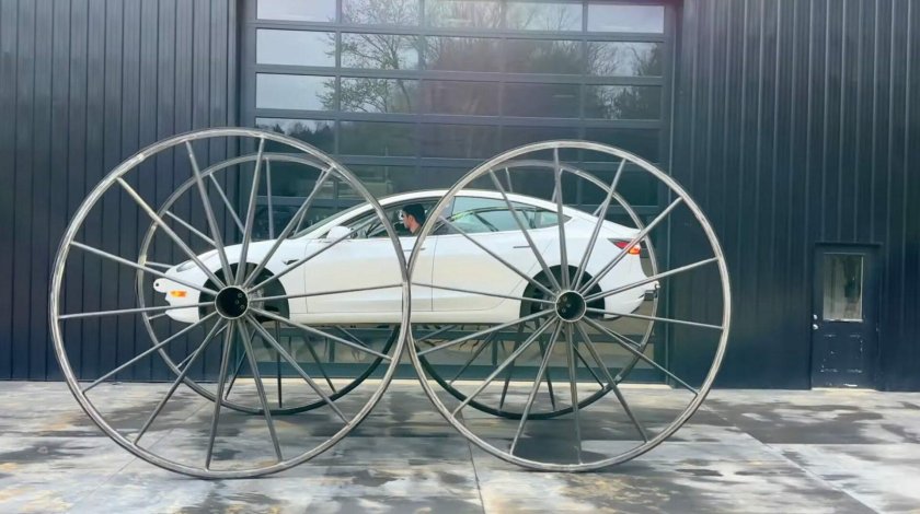 Тесла с большими колесами