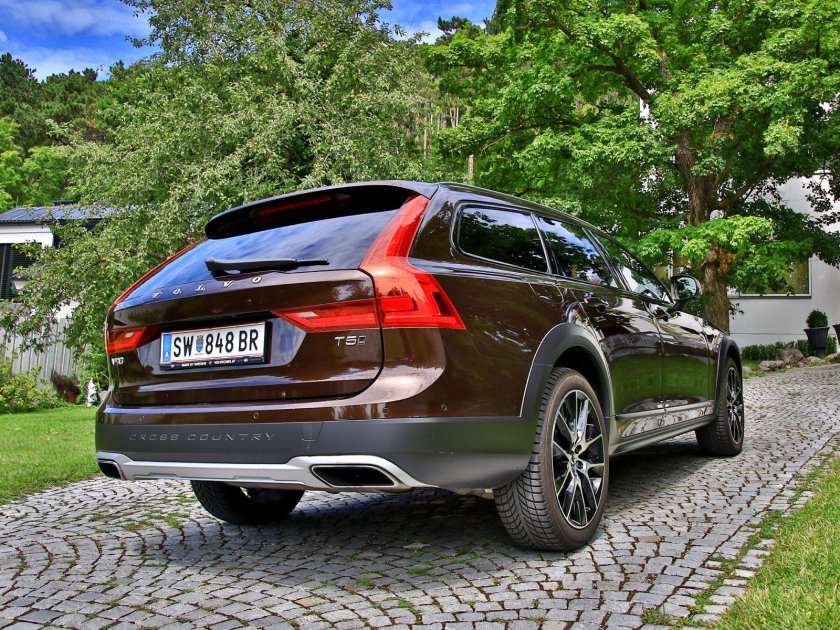 Volvo v90 Cross Country зеленый