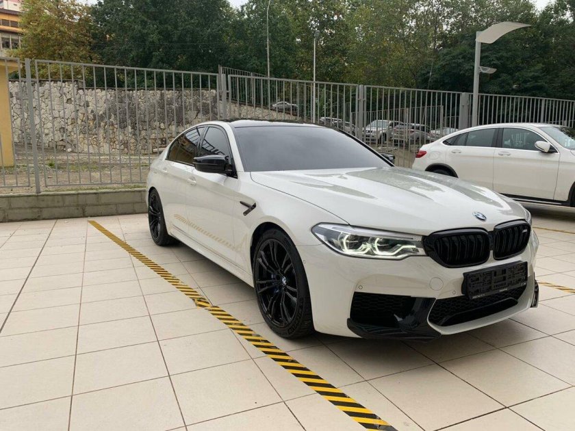 BMW m5 f90 Competition белая