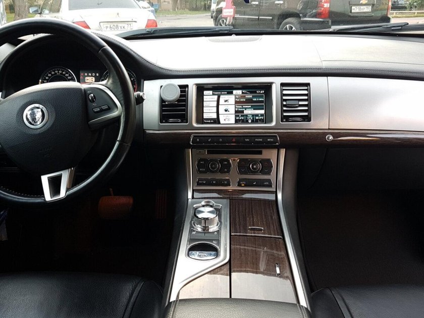 Ягуар XF 2012 салон