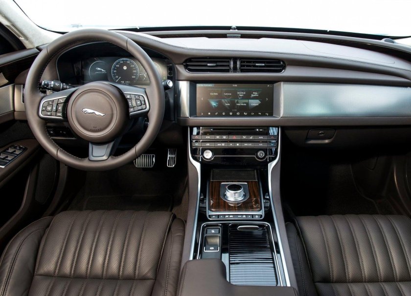 Ягуар XF 2016 салон