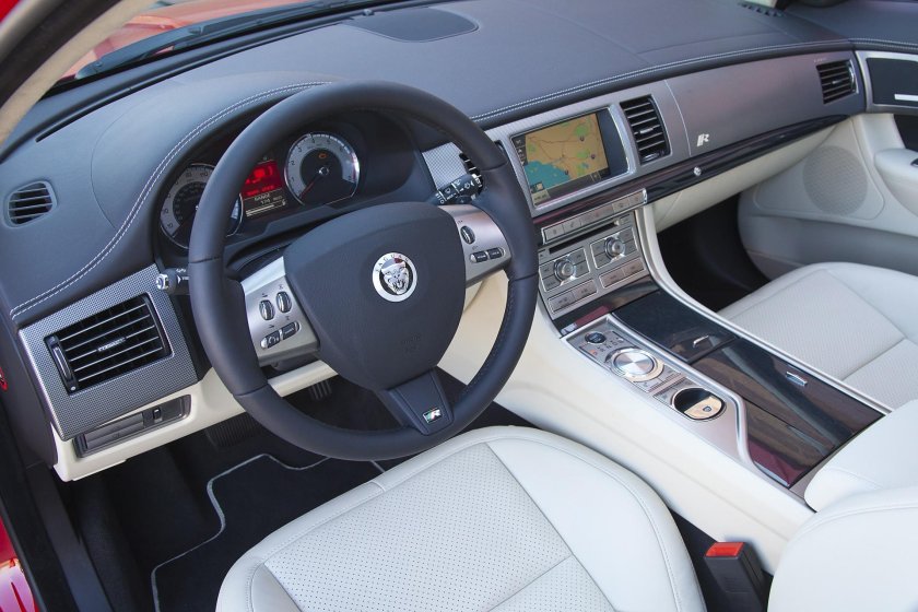 Ягуар XF 2011 салон