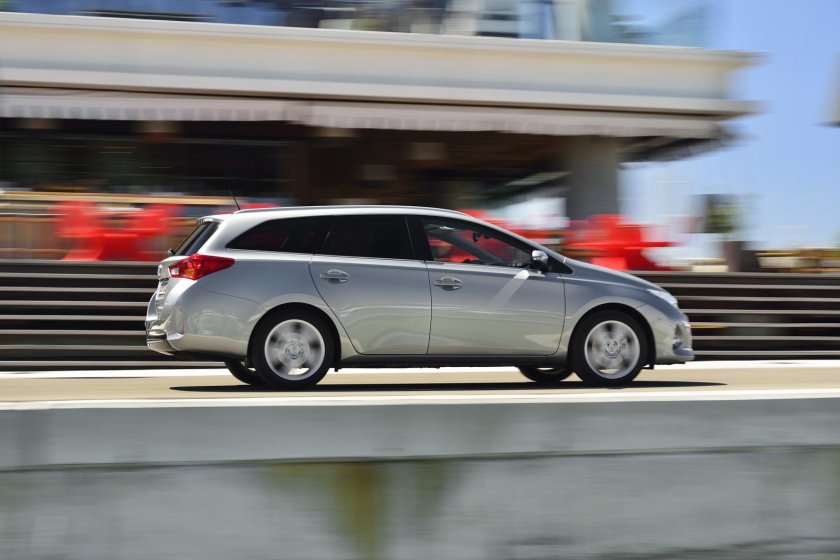 Тойота Королла универсал 2013