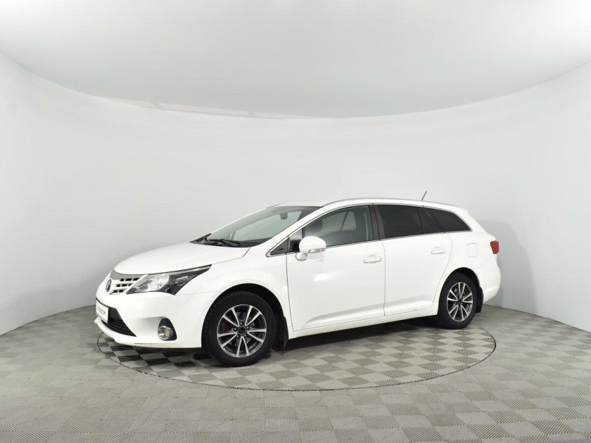 Тойота Авенсис 2012 белая