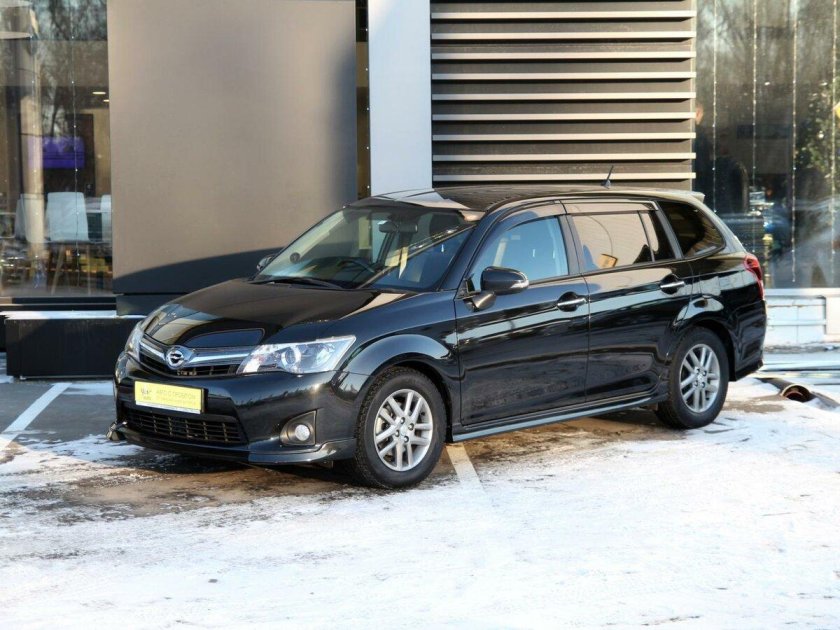 Черная Тойота универсал