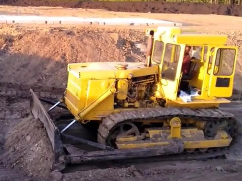 Трактор т130 и скрепер