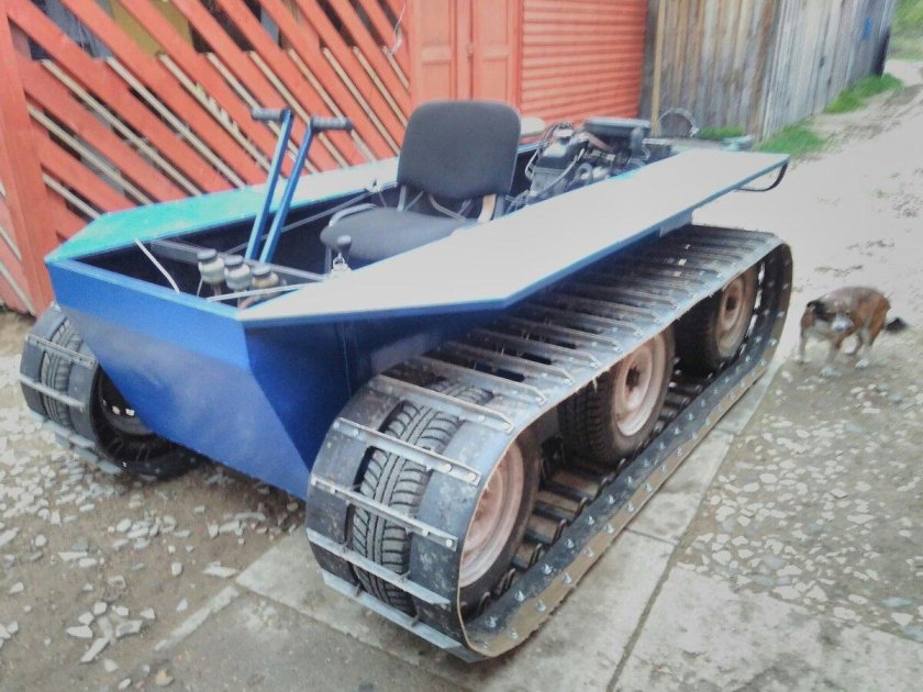 Гусеничный болотоход жук