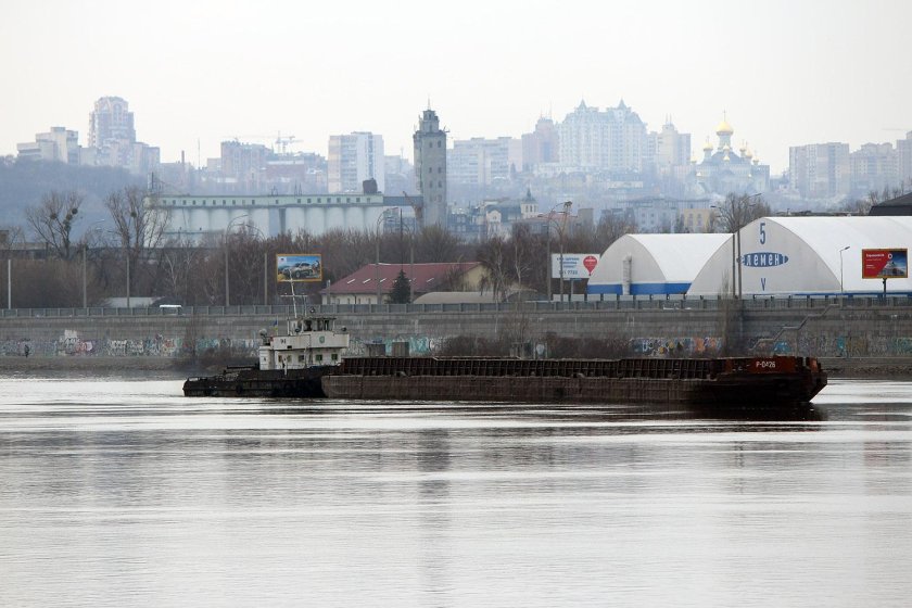 Речная баржа Днепр