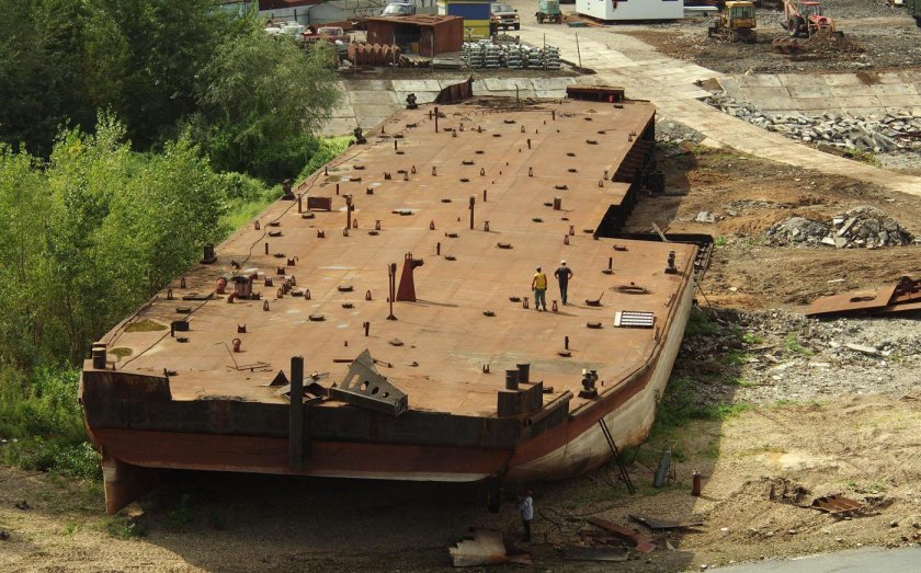 Речная баржа