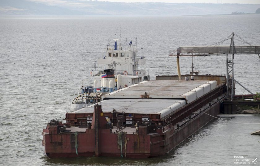 Толкач баржи речной