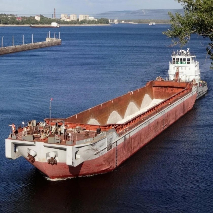 Баржа на Енисее