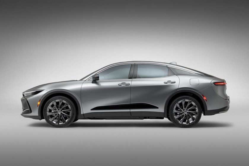 Новый Тойота Краун 2023 кроссовер