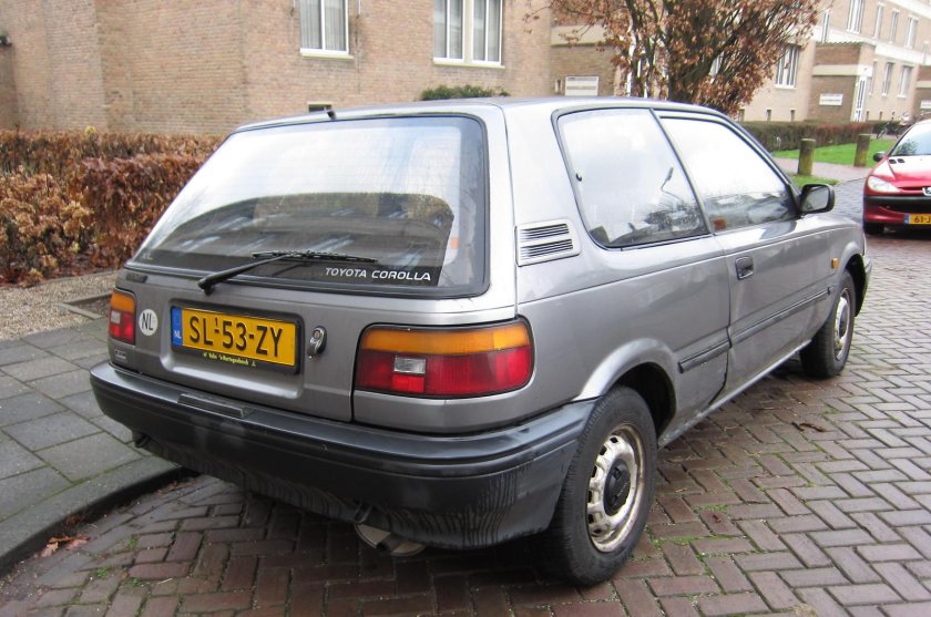 Тойота Королла е90 хэтчбек