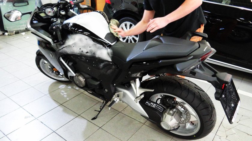 Мотоцикл в матовой пленке