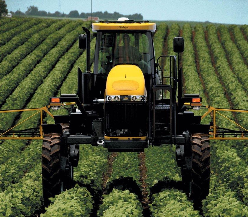 Самоходный опрыскиватель Челленджер рогатор 700