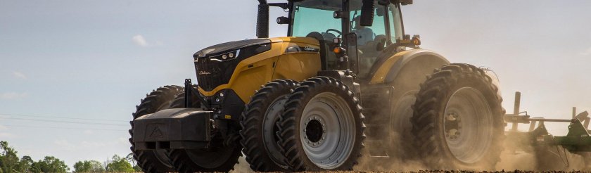 Трактор Челленджер в поле