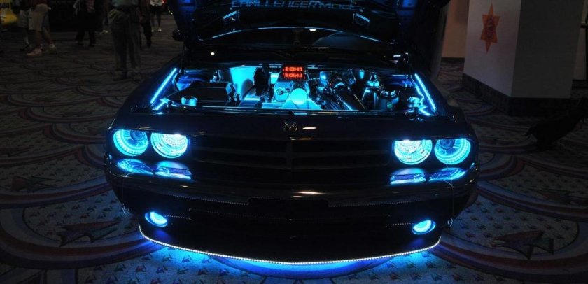 Додж Челленджер неон