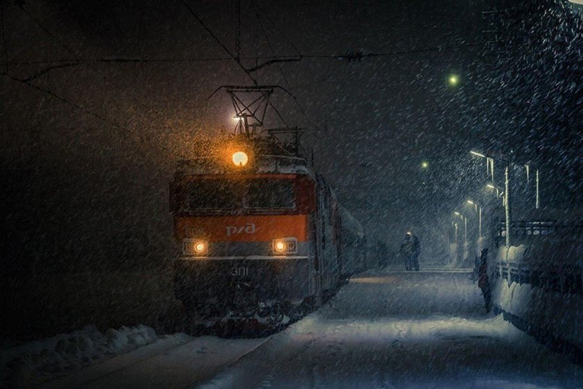 Поезд зимой ночью