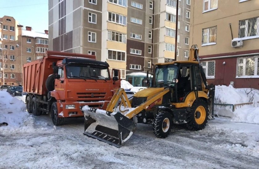 Погрузка снега трактором