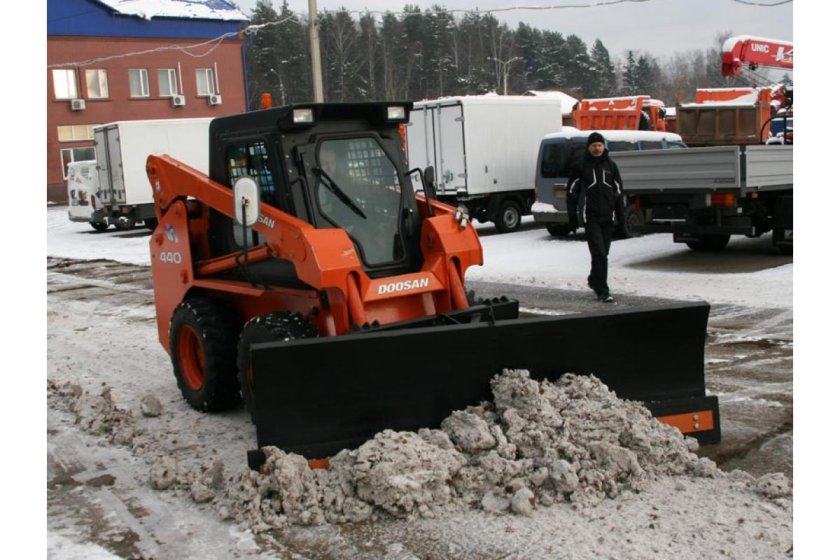 Отвал си системой защиты наезда на люк