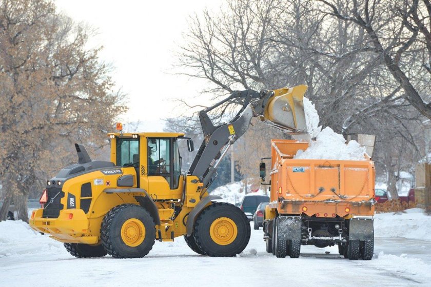 Фронтальный погрузчик SDLG 936 уборка снега
