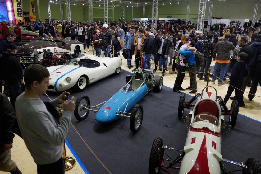 Выставка гоночных машин