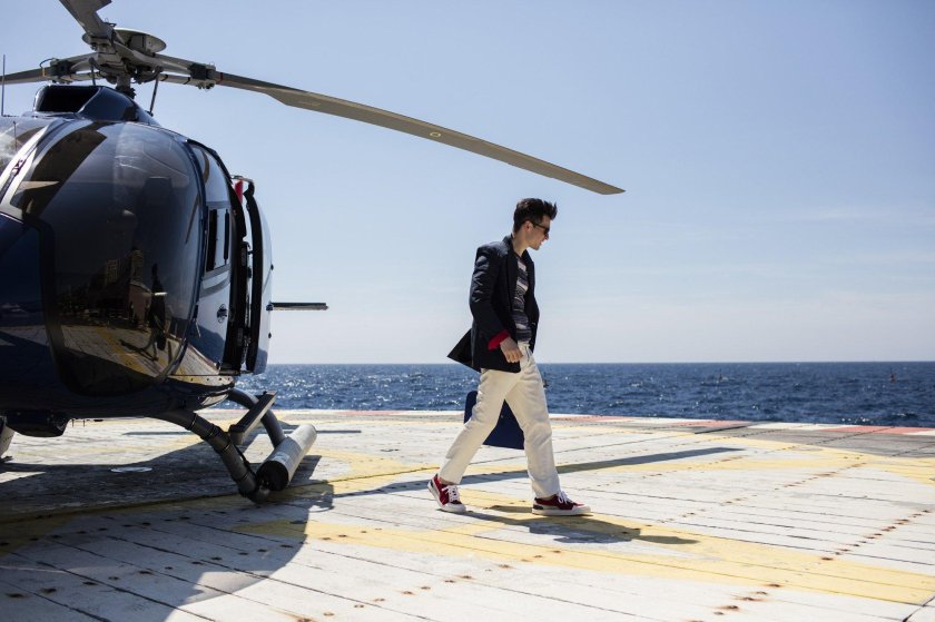 Мужчина на вертолете