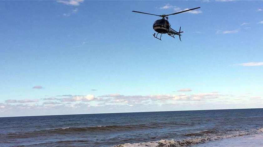 Вертолет над морем