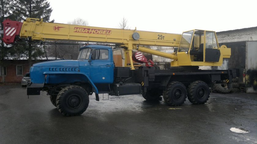 Автокран Урал 25т