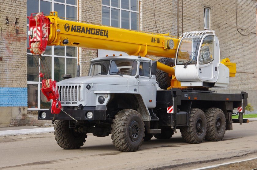 Автокран Ивановец КС-35714