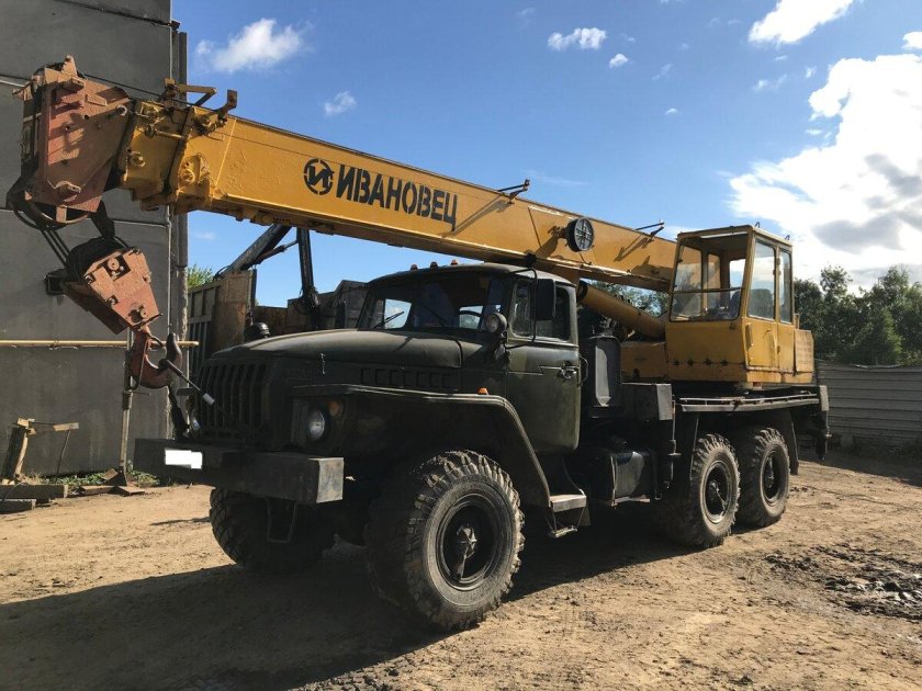 Автокран Урал 35714
