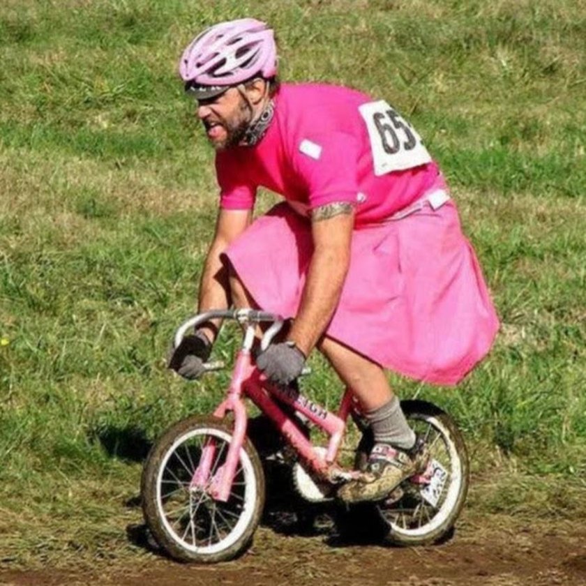 Смешной велосипедист
