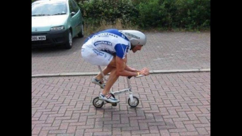 Смешной велосипедист
