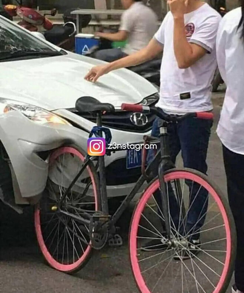 Велосипед помял машину