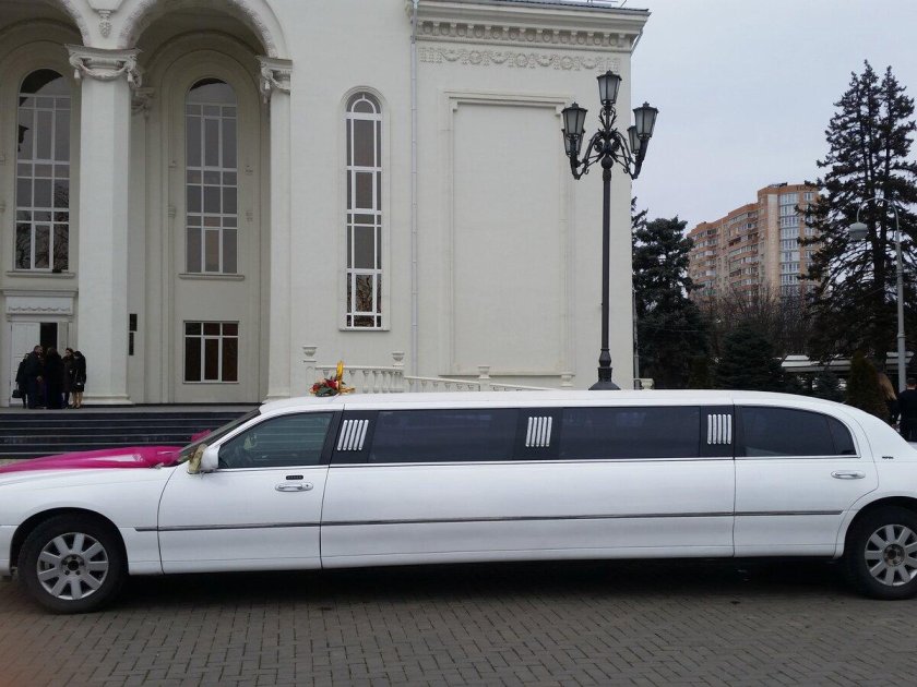 Lincoln town car лимузин 2004