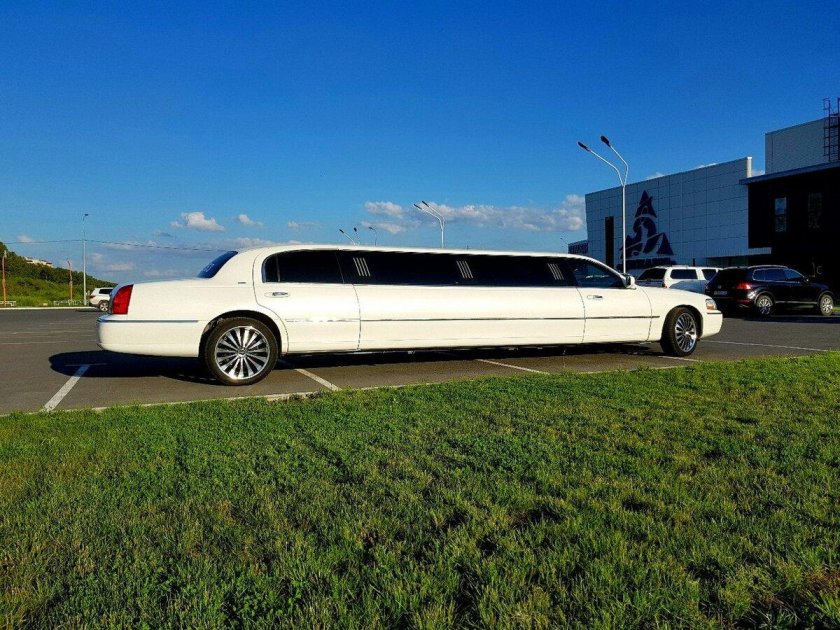 Lincoln town car лимузин 2004