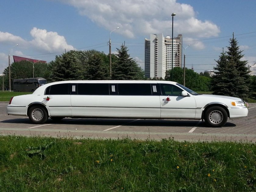 Лимузин Линкольн Таун кар 2001