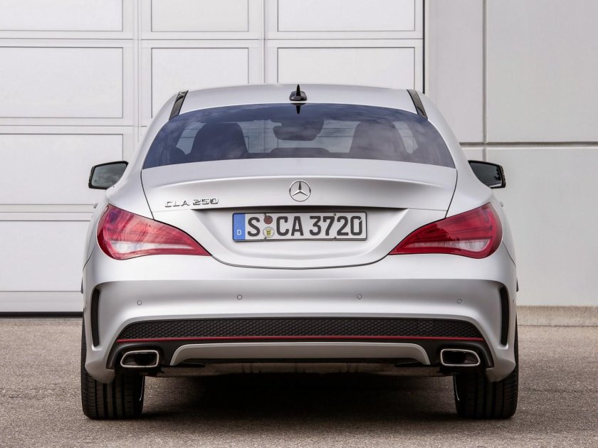 Mercedes Benz CLA сзади