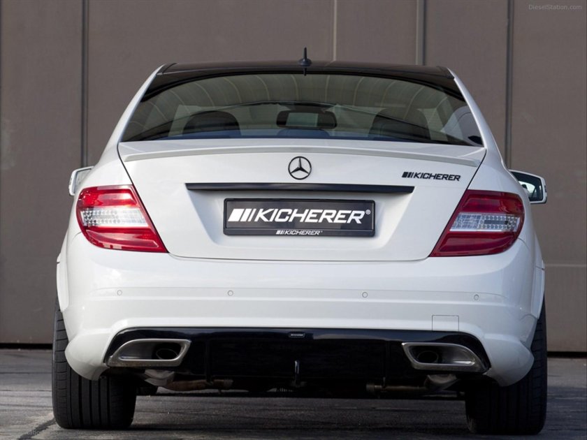 Mercedes-Benz c63 AMG сзади