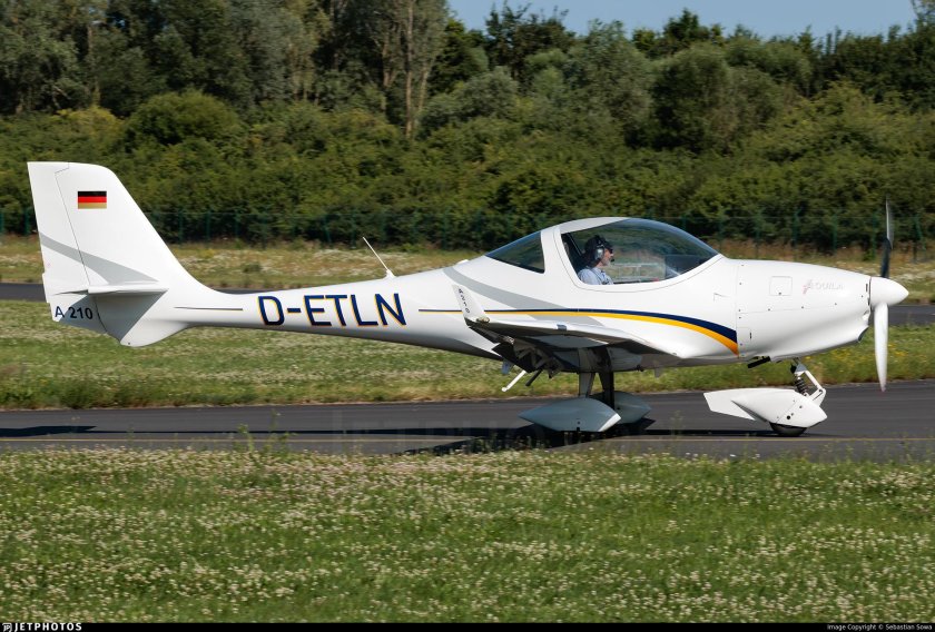 Aquila a210 самолет