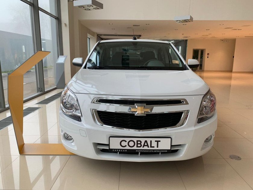 Шевроле кобальт белый