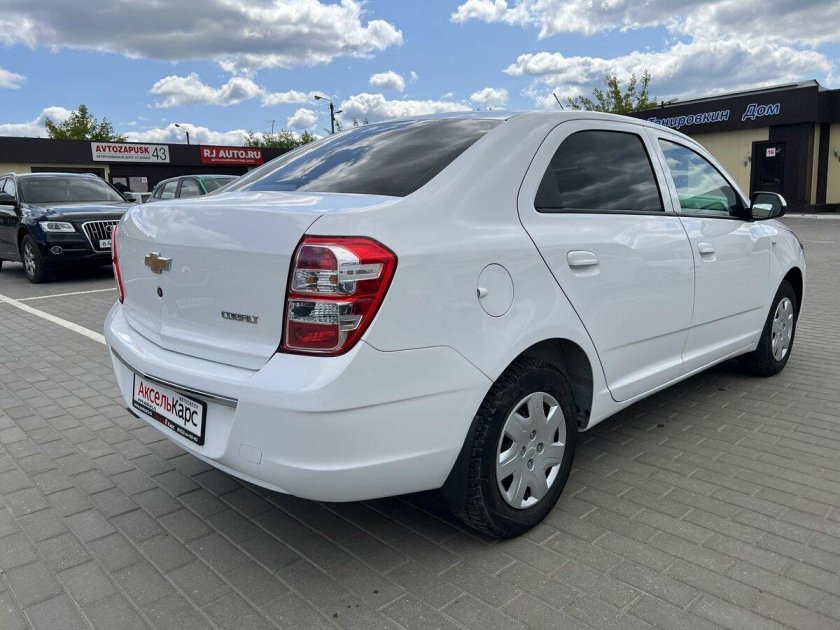 Белый шевроле кобальт
