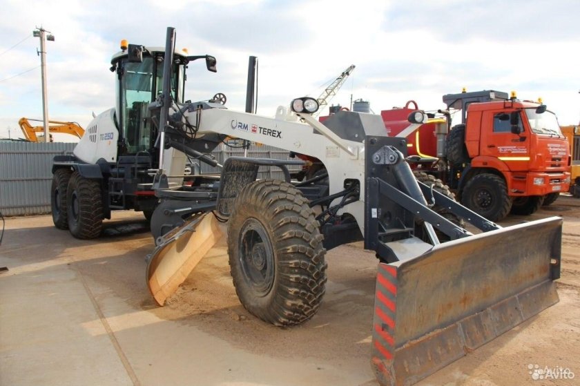 TG 250 автогрейдер